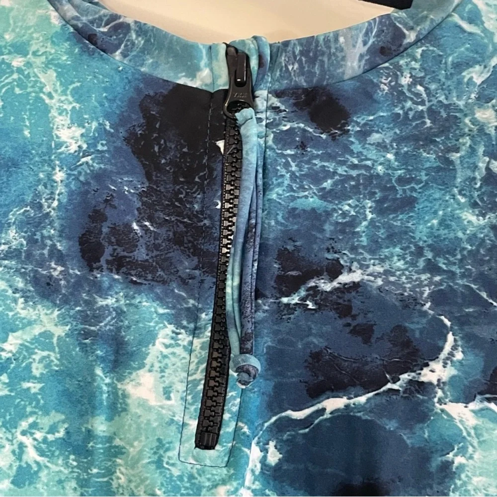 Torrid swim top 1x ocean water print rashguard crop, built-in bra. - Picture 3 of 6